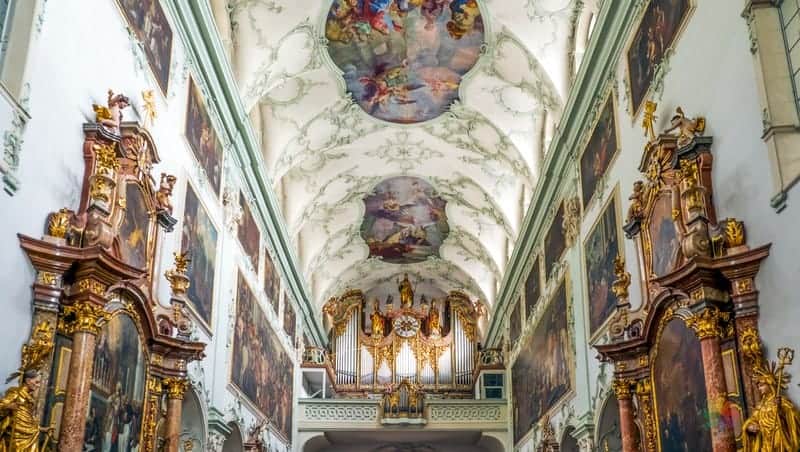 Salzburg'da gezilecek yerler St Peter's Abbey