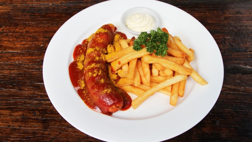 Currywurst Yöresel Berlin yemekleri