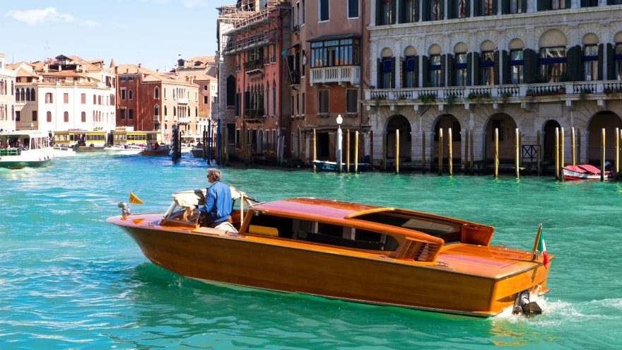 Venedik şehir içi ulaşım su taksisi