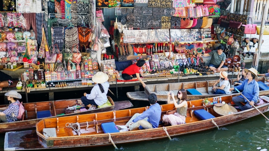 Tayland yüzen pazar