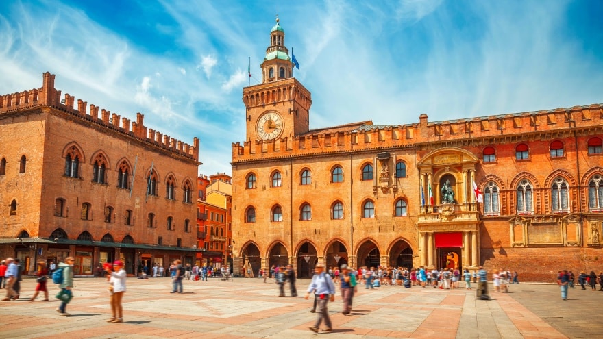 Piazza Maggiore Bologna'da nereler gezilmeli?