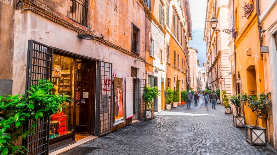 Via del Governo Vecchio Roma'da nerede alışveriş yapılır?