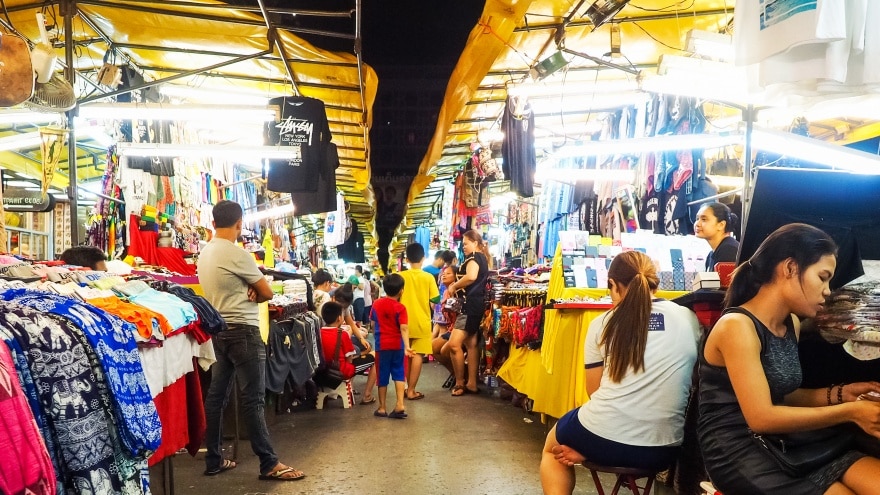 Patpong Night Market Bangkok sokak pazarı
