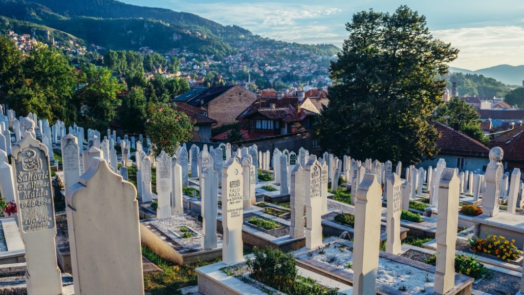 alifakovac mezarligi saraybosna Alifakovac Mezarlığı – Tarihi mezar taşlarıyla dolu huzurlu bir tepe