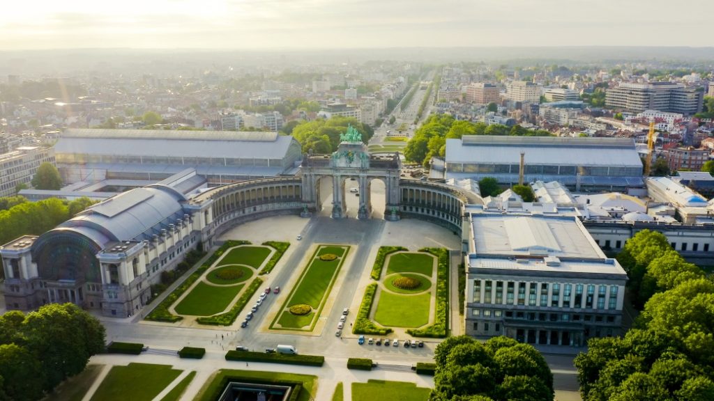 Cinquantenaire Parkı, Brüksel’de yürüyüş ve müze keyfini birleştiren büyük bir park