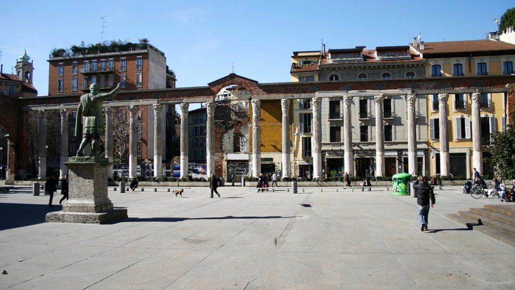 Colonne di San Lorenzo – Roma kalıntılarının gölgesinde