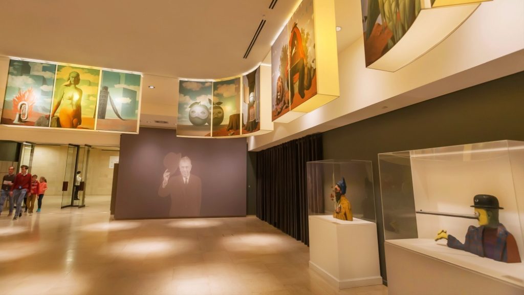 Magritte Müzesi, Belçikalı sürrealist sanatçı René Magritte’e adanmış bir müzedir