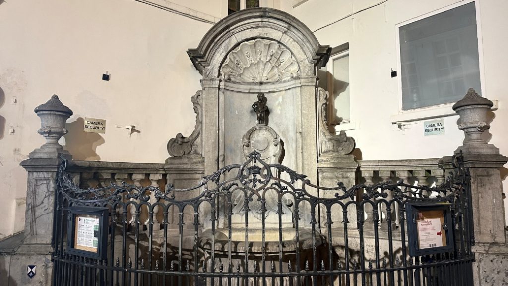 Manneken Pis heykeli, (İşeyen Çocuk Heykeli)Brüksel’in en meşhur simgelerinden biri