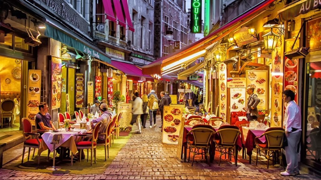 Rue des Bouchers, Brüksel’in restoranlarla dolu turistik yemek sokağı