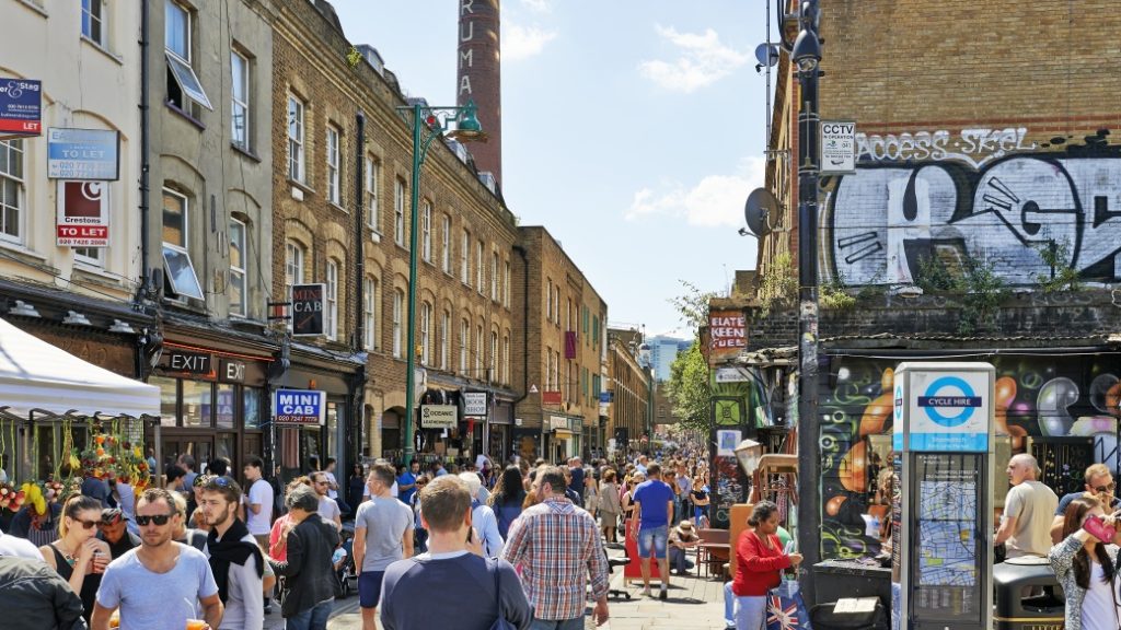 Brick Lane – Sokak sanatı ve etnik mutfağın birleştiği bölge