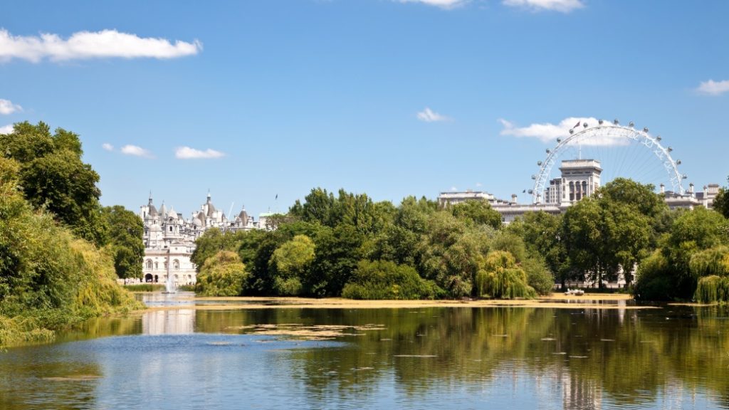St James Park – Kraliyet Sarayı manzaralı yemyeşil bir park