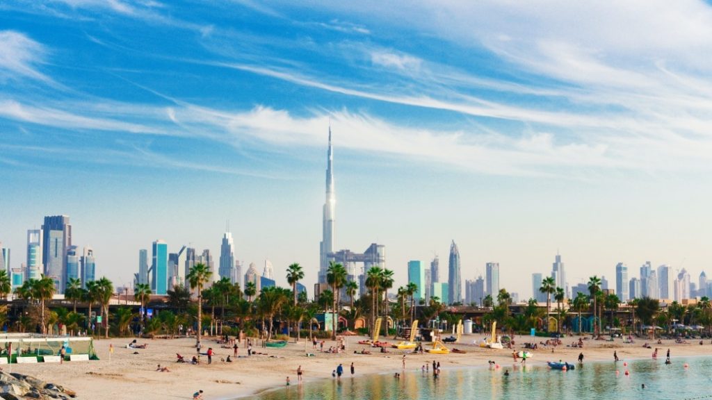 La Mer Beach – Renkli ve modern şehir plajı