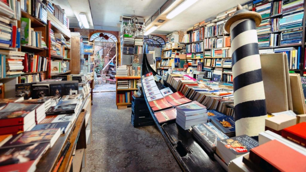 libreria acqua alta venedik Libreria Acqua Alta – Kitapların gondollarda yüzdüğü kütüphane
