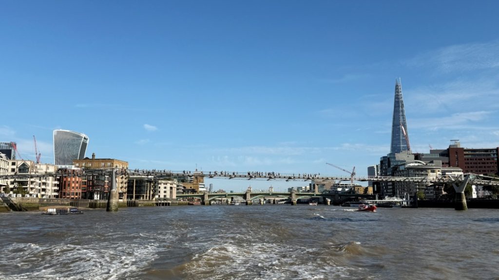 Millennium Bridge – Yaya geçişine özel modern çelik köprü