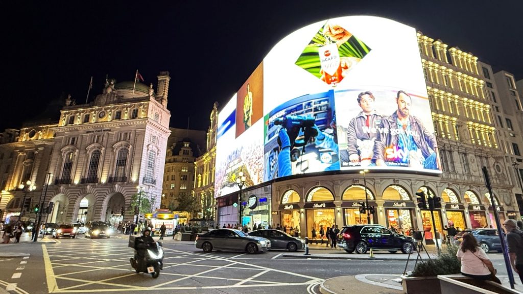 Piccadilly Circus – Reklam panolarıyla ünlü hareketli meydan