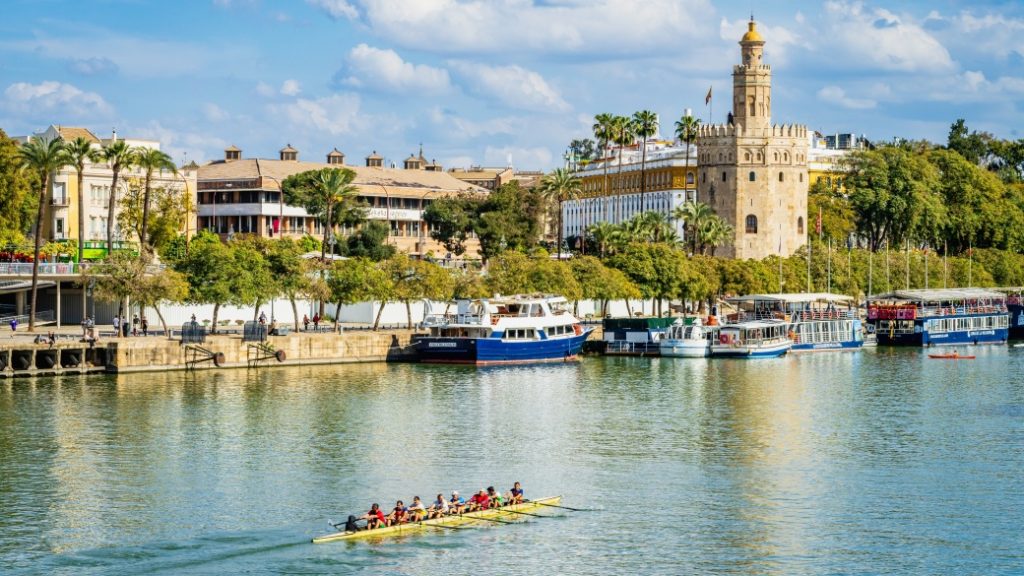 torre del oro sevilla Torre del Oro – Nehir kıyısındaki altın kule