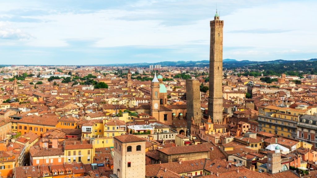 Asinelli ve Garisenda Kuleleri – Bologna’nın simgeleri