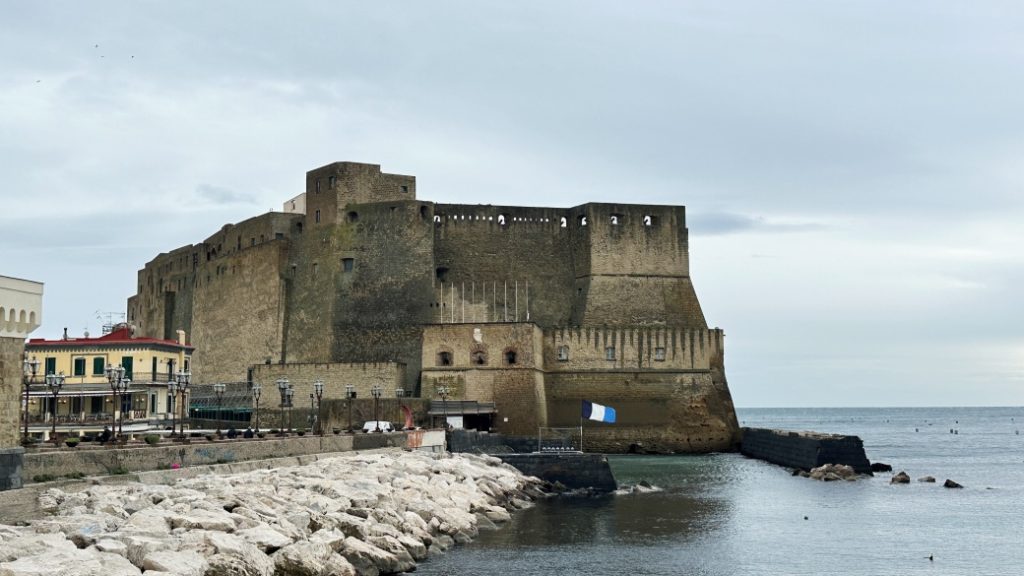 Castel dell’Ovo – Deniz üzerindeki kale