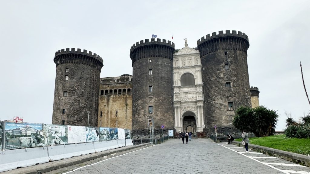 Castel Nuovo – Napoli’nin görkemli kalesi