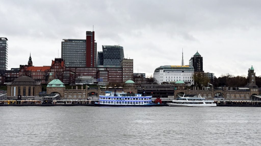 landungsbrucken hamburg Landungsbrücken – Liman kıyısının hareketli noktası