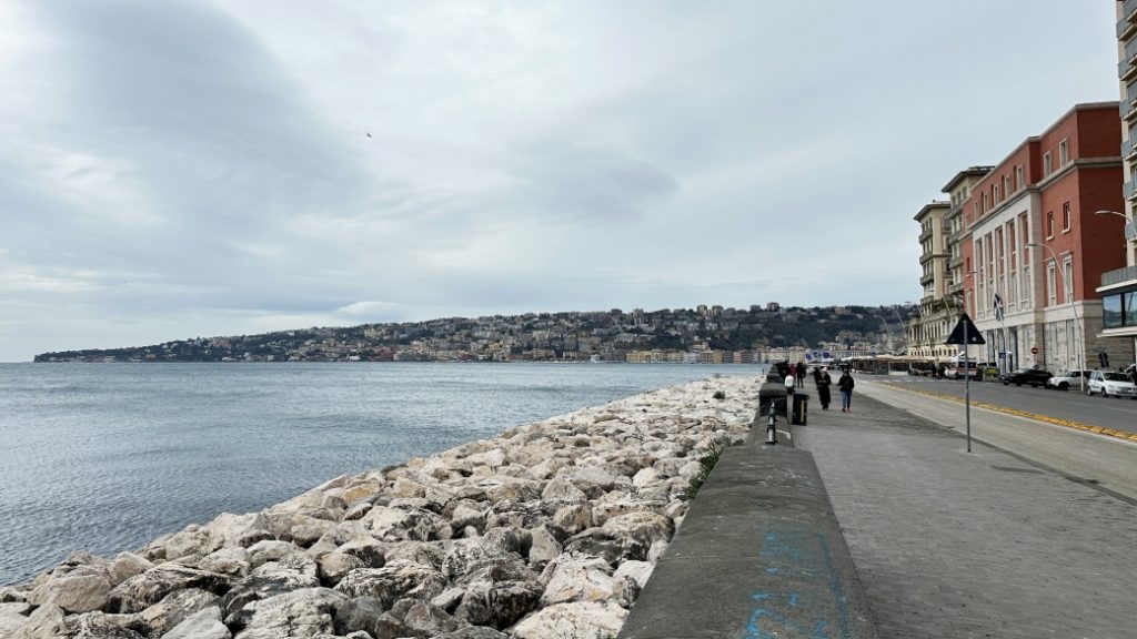 Lungomare Caracciolo – Deniz kenarında keyif