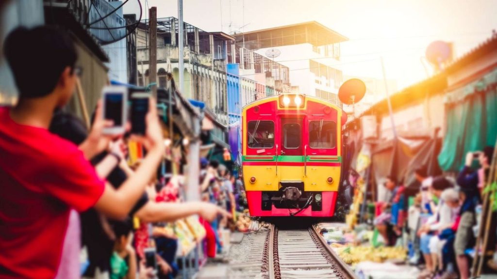 mae klong railway market bangkok Mae Klong Pazarı – Tren geçen pazar
