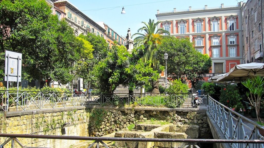 Piazza Bellini – Gençlerin buluşma noktası