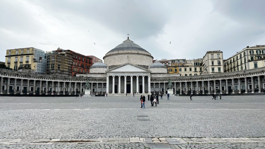 Piazza del Plebiscito – Napoli’nin kalbi