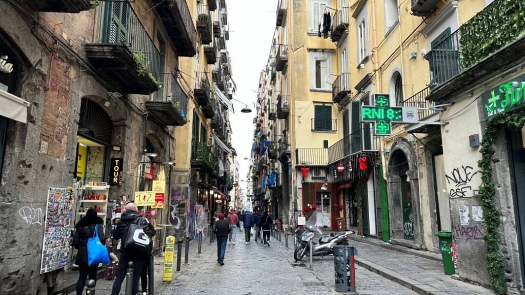 Spaccanapoli – Şehri ikiye bölen tarihi cadde