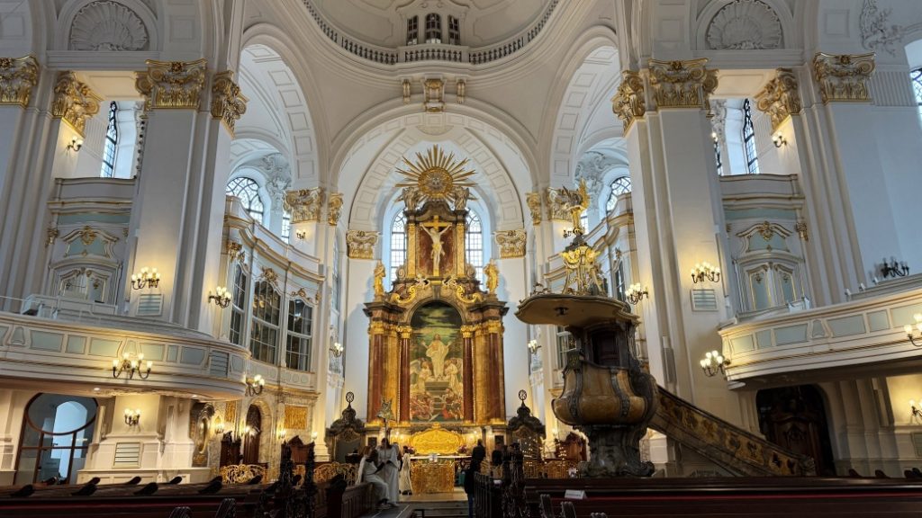 st michael kilisesi hamburg St. Michael Kilisesi – Barok mimarinin simgesi