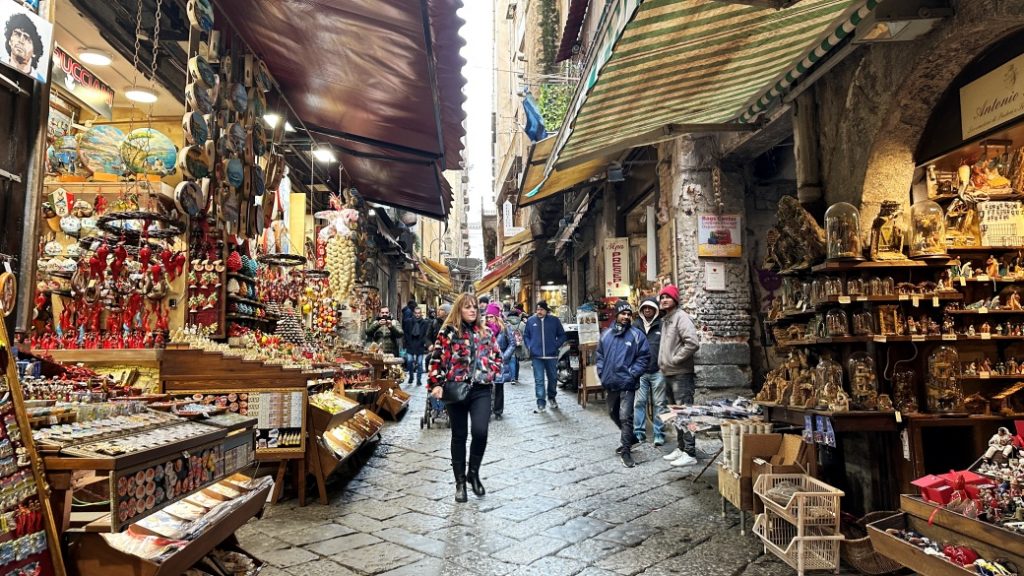 Via San Gregorio Armeno – Heykeller sokağı