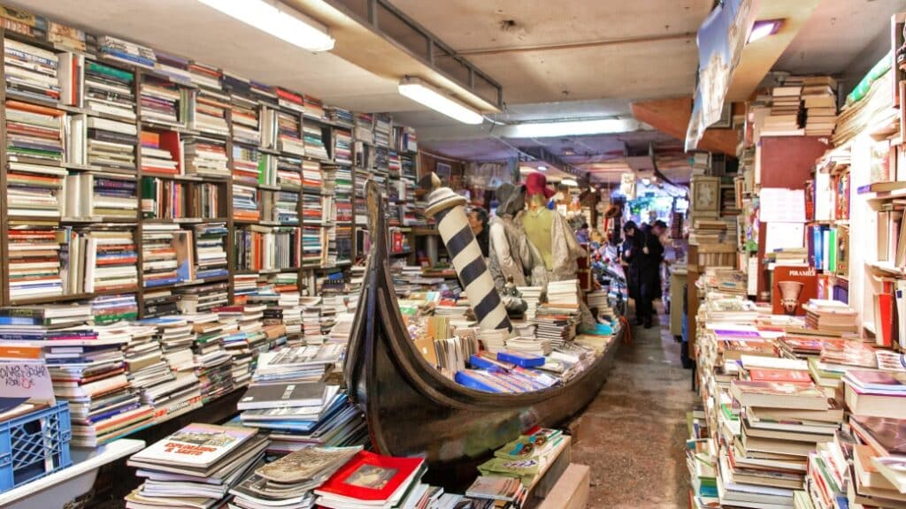 Libreria Acqua Alta – Kitapların gondollarda yüzdüğü kütüphane