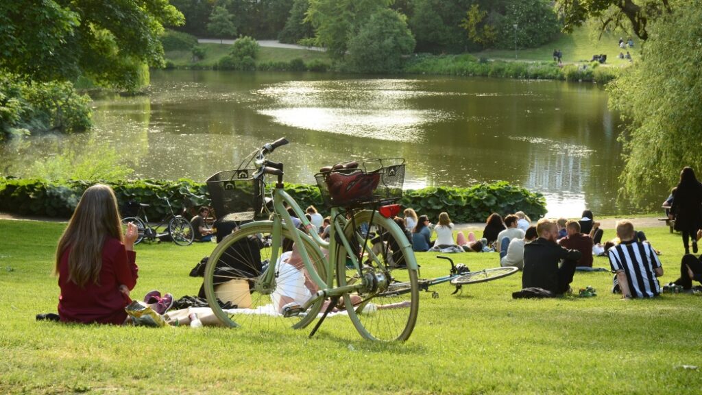 Ørstedsparken – Şehir merkezinde sakin bir yeşil alan