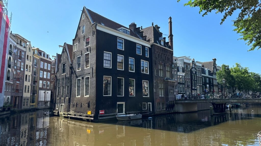 Amsterdam’da nerede kalınır? Sıkça sorulan sorular