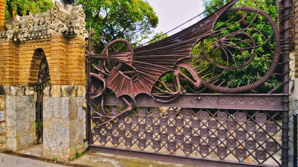 Pavellons Güell – Gaudi’nin ejderha kapısı