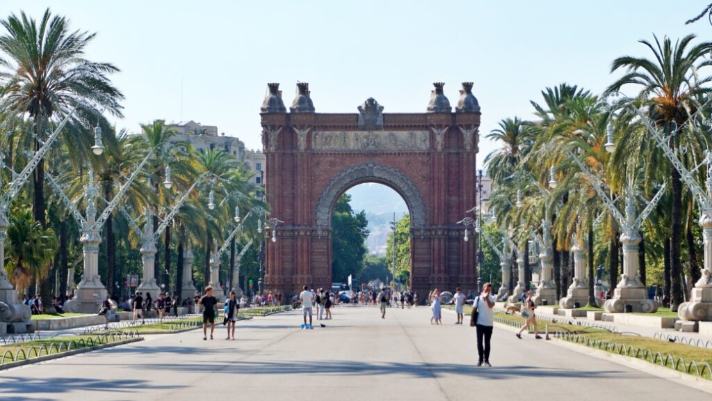 Arc de Triomf – Kırmızı tuğlalı zafer kemeri