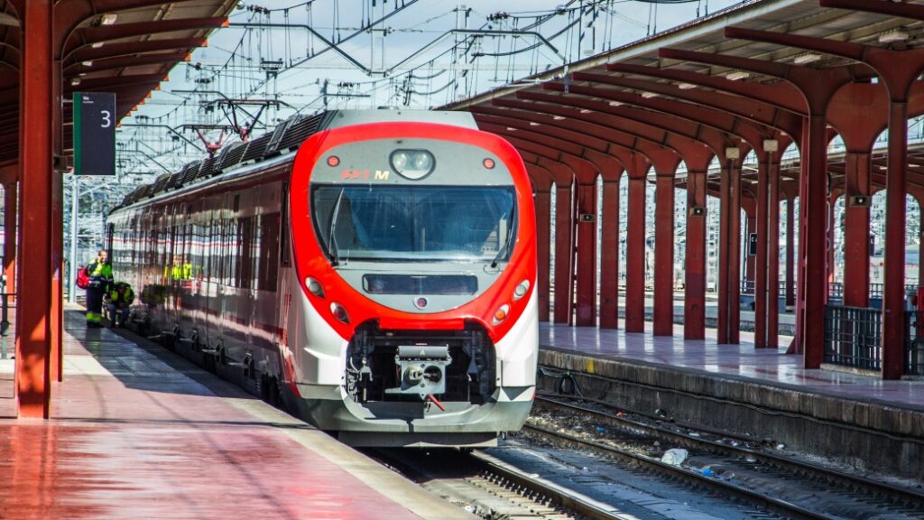 Madrid Havalimanı Cercanías Banliyö Treni