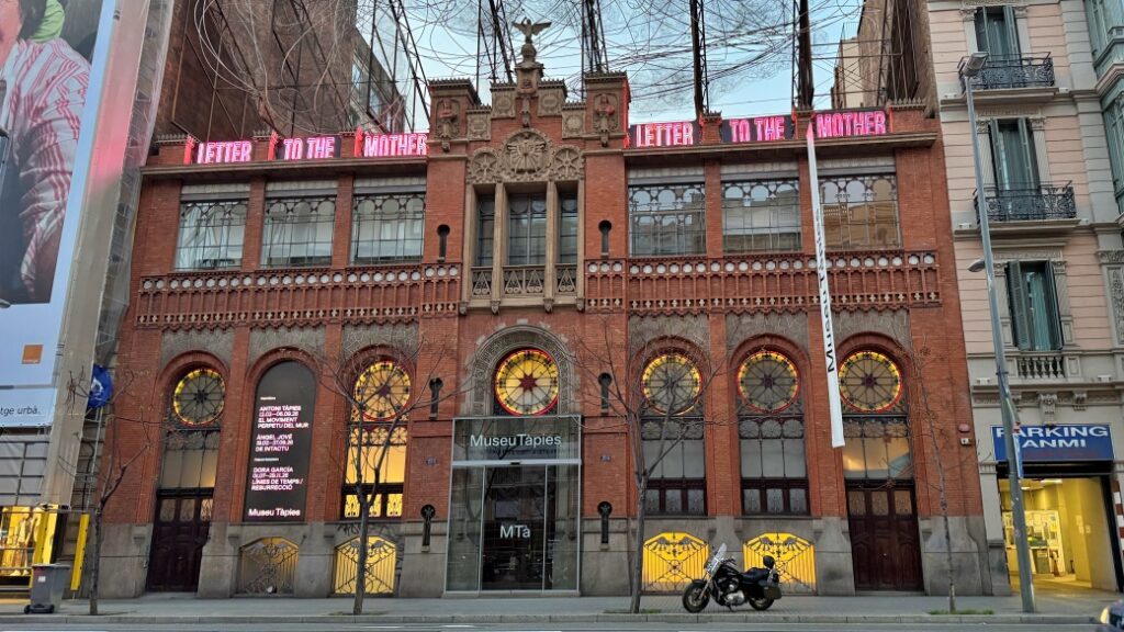 Fundació Antoni Tàpies – Çağdaş sanatla dolu bir yapı