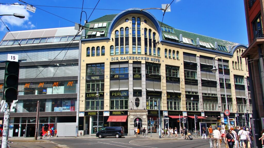 Hackescher Markt – Canlı Pazar ve Gece Hayatı