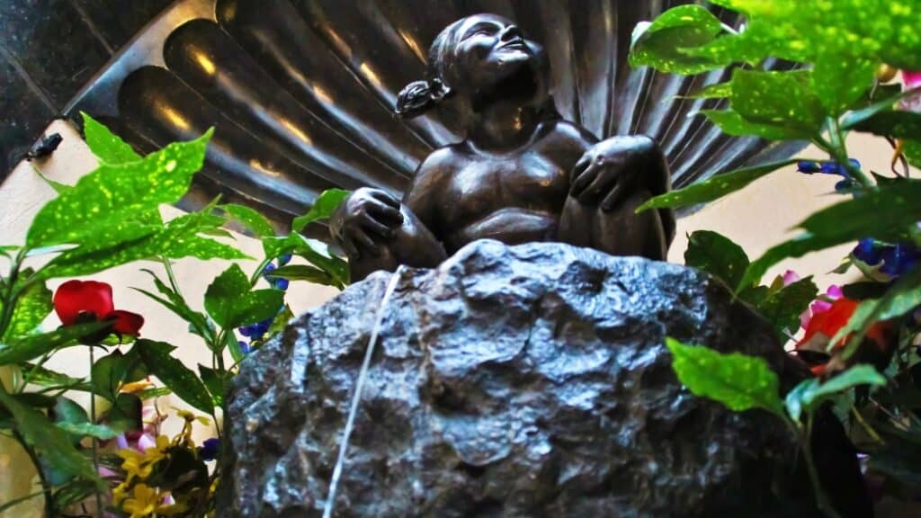 Jeanneke Pis, Brüksel’in Manneken Pis’e kadın figürüyle verdiği modern yanıttır