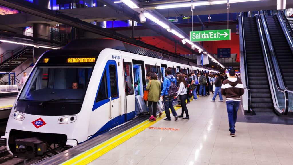 Madrid Havalimanı Metro (Línea 8) Ulaşımı