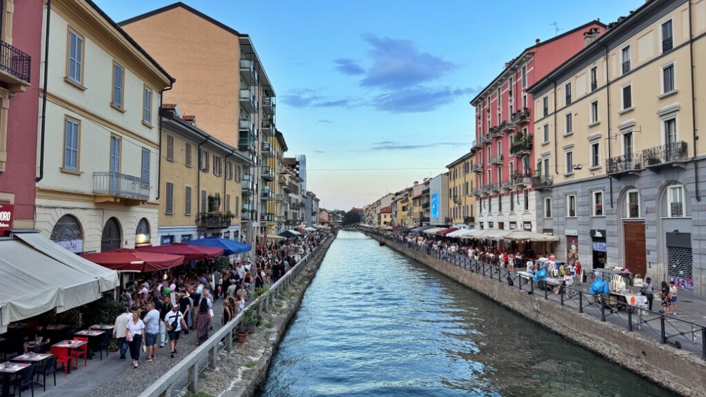Navigli Bölgesinde Konaklama ve Kanal Manzarası