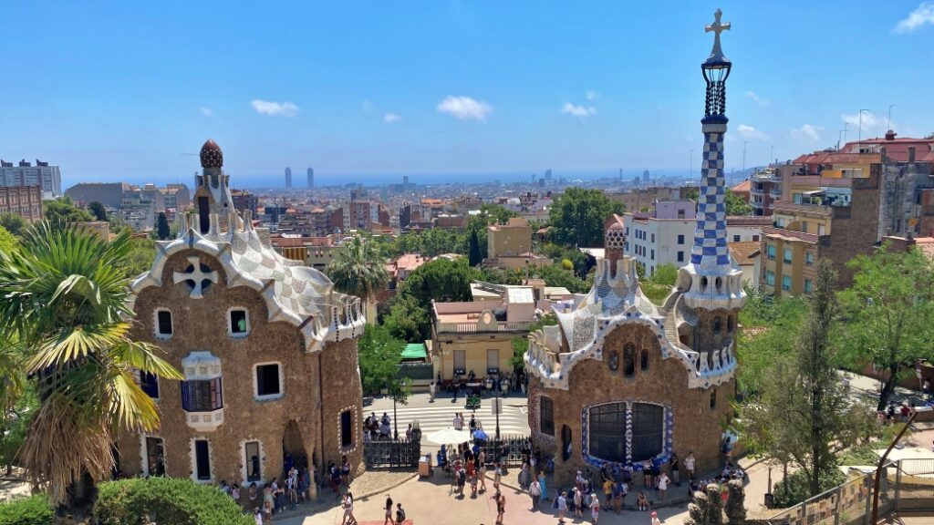 Park Güell – Renkli mozaikler ve şehir manzaraları