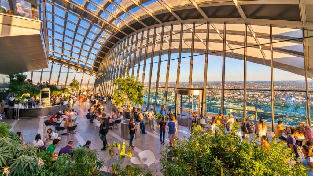 Sky Garden – Bitkilerle çevrili cam kubbe altında manzara keyfi