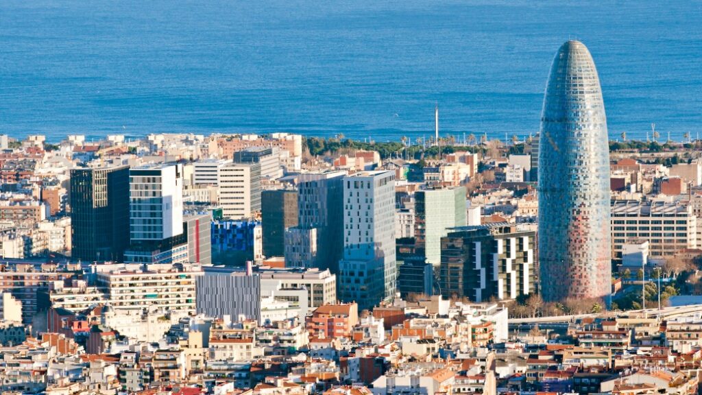 Torre Agbar – Şehir silüetinin modern parçası