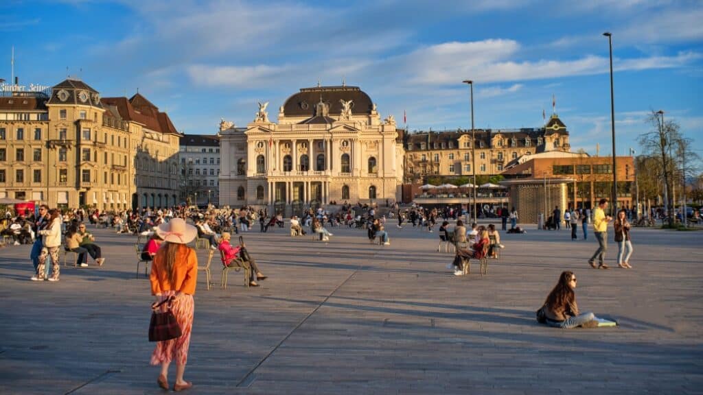 Sechseläutenplatz – Zürih’in kültürel buluşma noktası